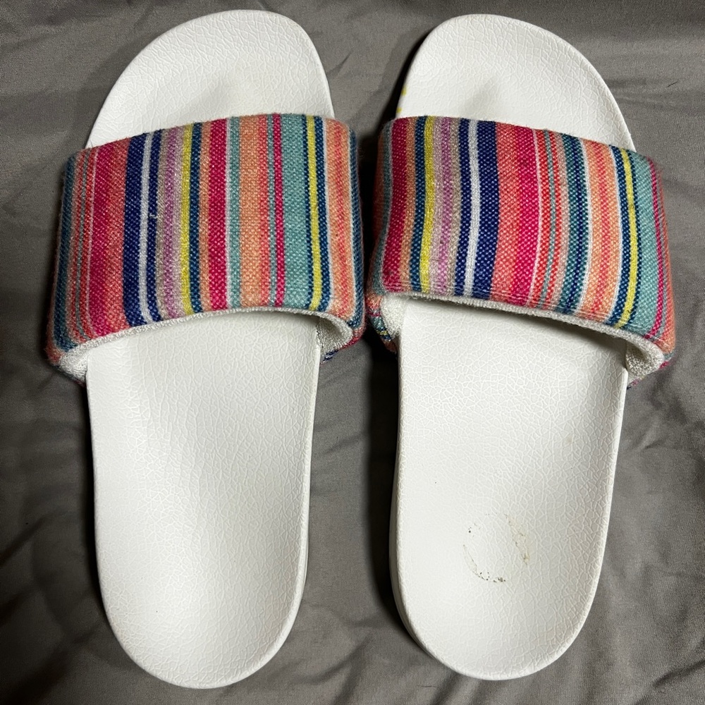 Size 7 Roxy slides